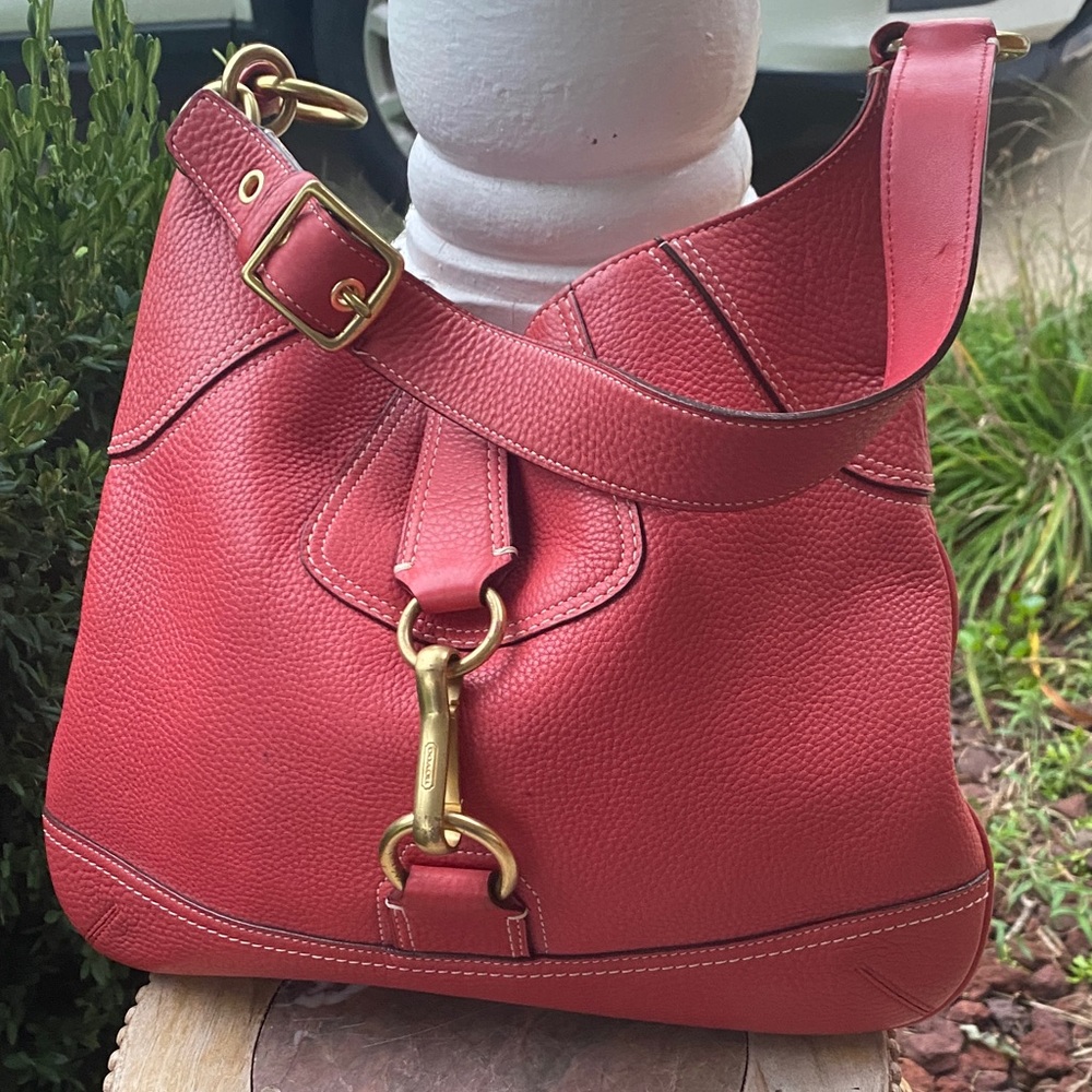🌹Coach Coral Leather Shoulder Hobo with Gold Hardware🌺